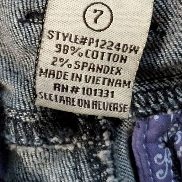 "Refugeā
Premium"āwoman'sĀ jeanā
shorts - Picture 7 of 9